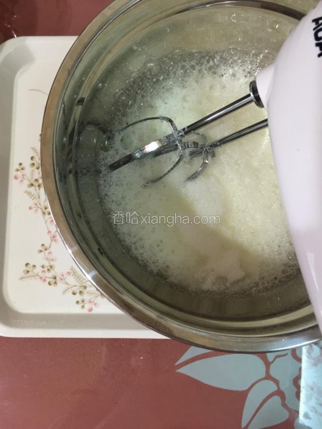 用电动打蛋器低速打发，起鱼眼泡加糖20克