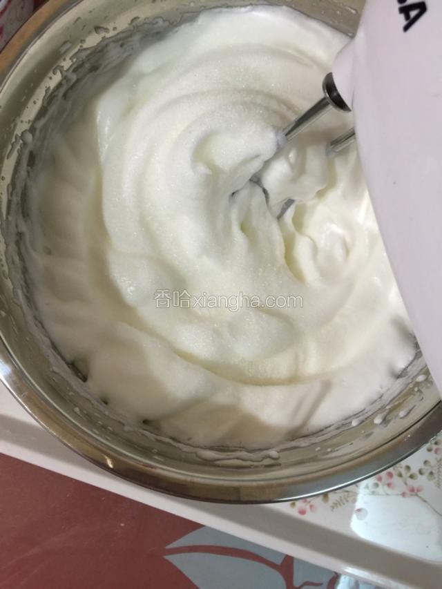 待蛋白浓稠时再加糖20克高速搅打