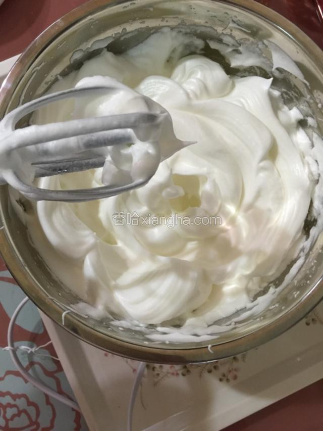 打到蛋白浓稠纹理清晰不变形，提起打蛋器有尖角直立，倒立蛋白盆蛋白不下滑就好了