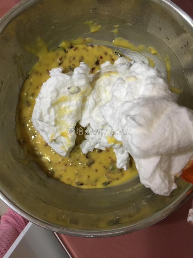 先取三分之一蛋白与蛋黄糊翻拌均匀