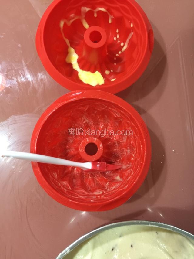 模具内用软化的黄油抹一遍