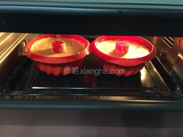倒入七八分满抹平，墩几下，放入烤箱中层，150度烘烤，30分钟