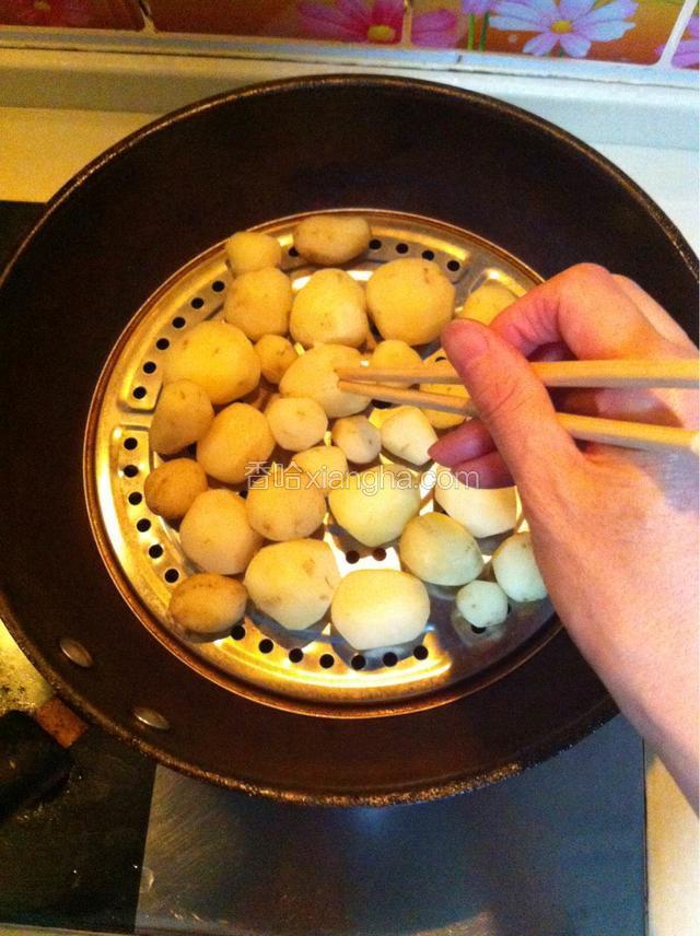 大概十五分钟时揭开锅盖用筷子戳一下，如果烂了，就说明好了