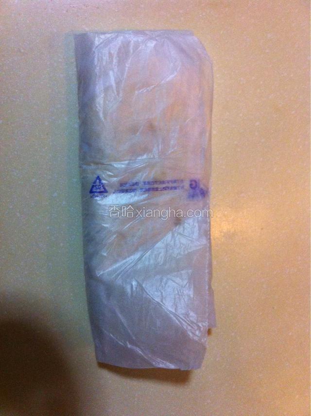 等土豆凉一会，拿个厚实的食品袋将熟的土豆放进去，再卷两道