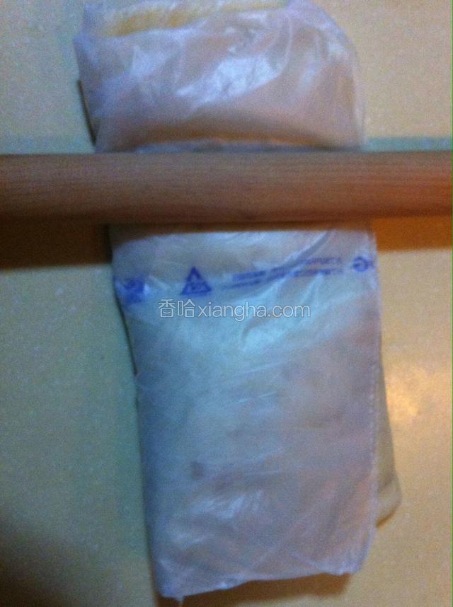 用擀面杖将食品袋里土豆擀成泥
