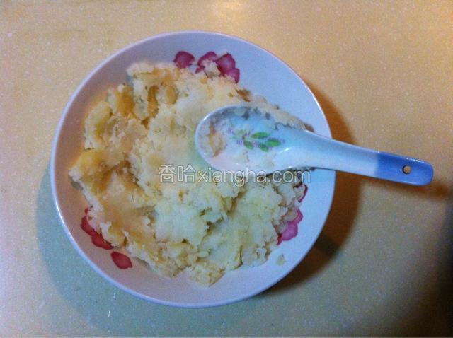 拿个碗用勺子将土豆泥取出来，调入少许盐和鸡精拌匀。我一次炸不完，将多余的土豆泥留食品袋，放在冰箱冷冻室里，等需要时提前拿出来解冻就可以了。