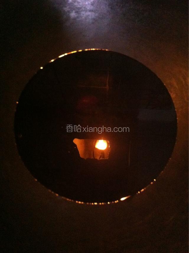 锅里倒油，油要多一些
