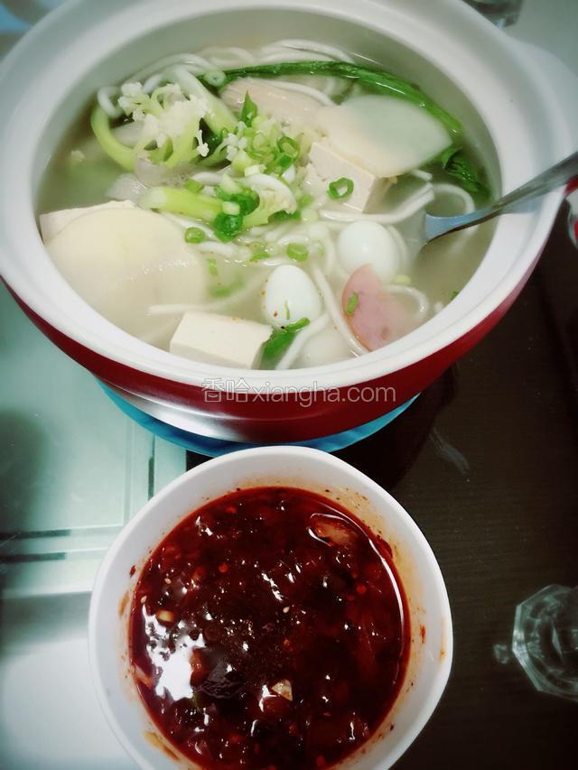 给油碗里浇两勺砂锅里的汤，把油碗拌匀就可以了，吃的时候蘸着油碗味道棒棒的，不比外面卖的差，主要还卫生呢。