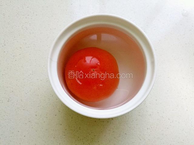 西红柿用开水烫一下剥皮。