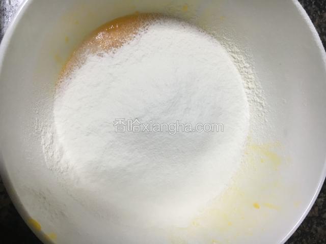 筛入低筋面粉与泡打粉混合拌匀