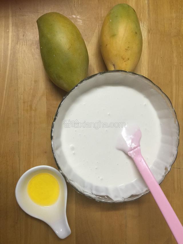 把牛奶和椰子汁倒入盘里慢慢拌匀，完全没有颗粒。
