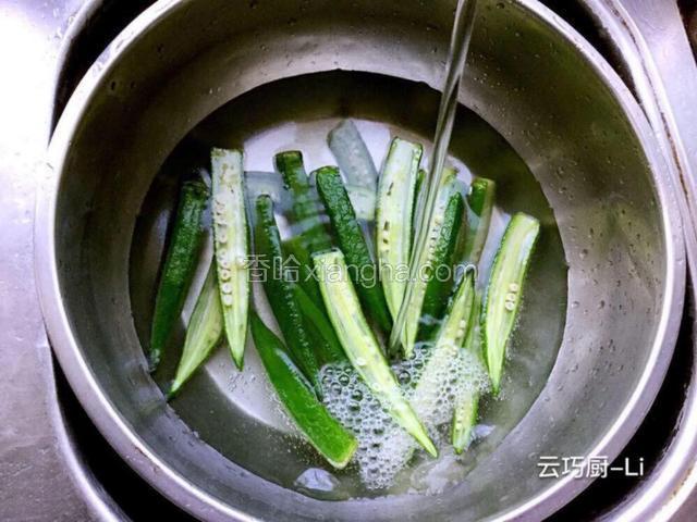捞出来用凉水拔一下。控干水分备用。
