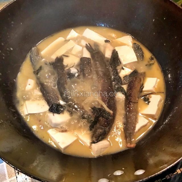 再倒入切好的豆腐块和紫苏，大火煮五分钟左右改小火炖煮三到五分钟