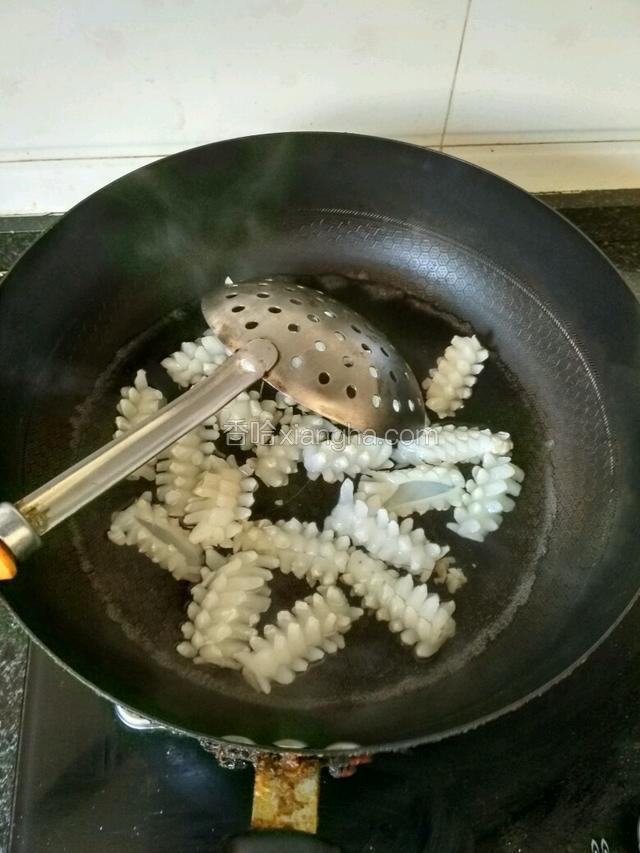 锅中水开后放入鱿鱼卷过一遍水