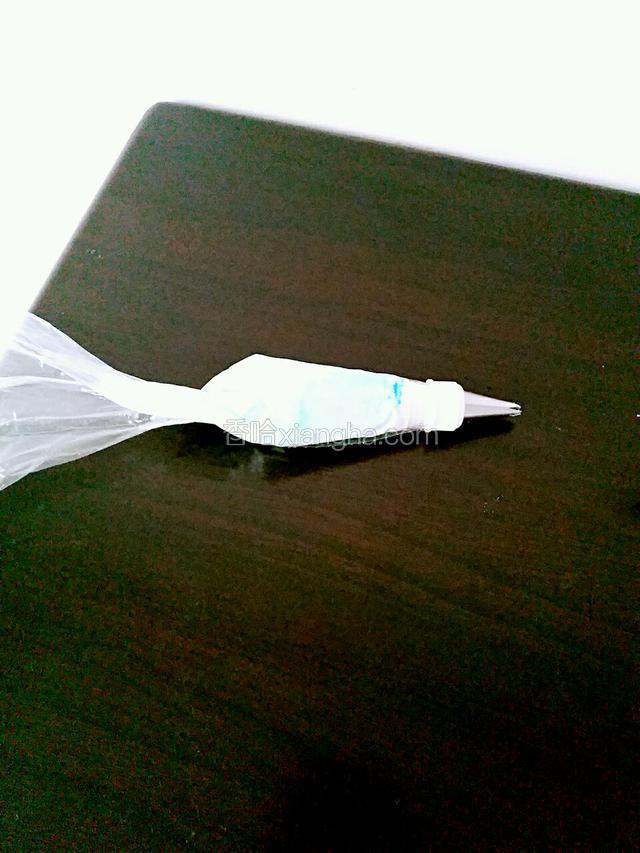 取部分奶油加入蓝莓果味儿粉翻拌均匀装入裱花袋