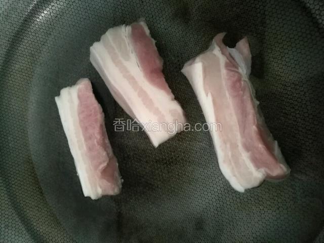 五花肉放水里面稍微煮一下，拿出来沥干水份，肉汤不要丢掉哦，可以拿来打汤或者炒其它菜。