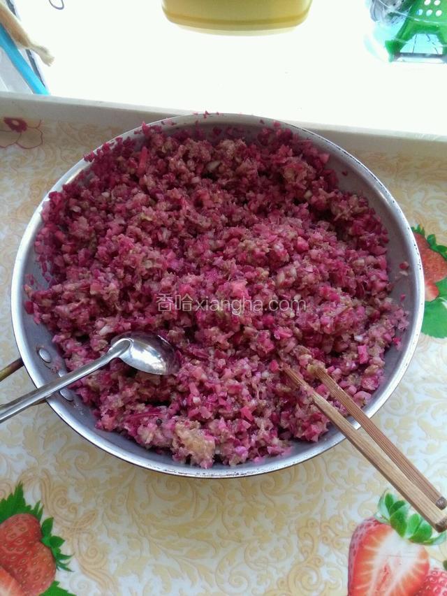 鸡胸肉腌制好后，把它加切好的酸菜里拌均匀了备用。