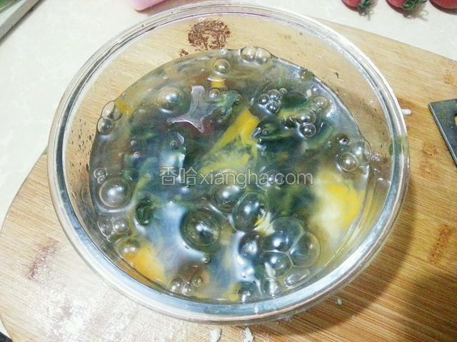 将咸鸭蛋和皮蛋放入碗中，然后倒入蛋白