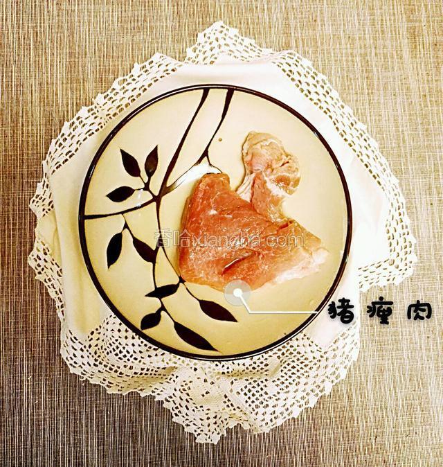 取新鲜的猪肉瘦肉，建议后颈肉