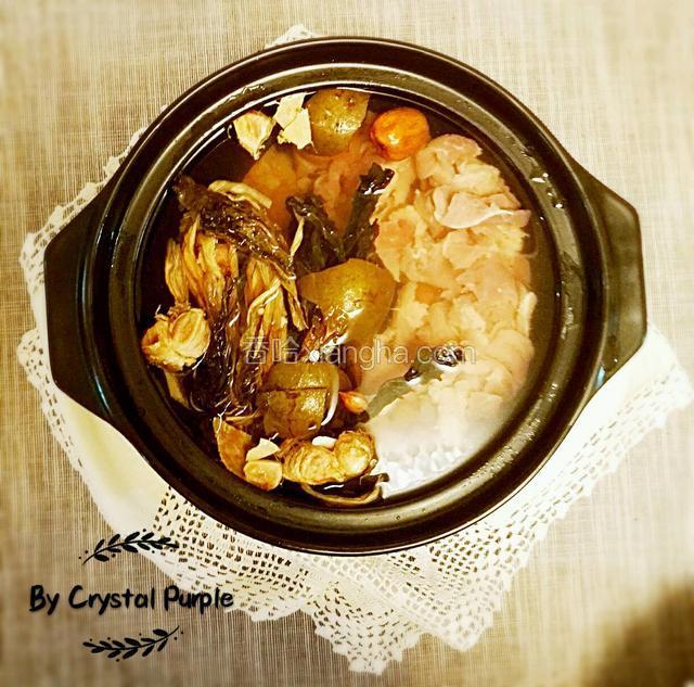 所有的食材放入砂锅，加入清水沒过食材，放入少许食盐，罗汉果取1／4个，掰成小块。罗汉果味道很浓，不要放多了。