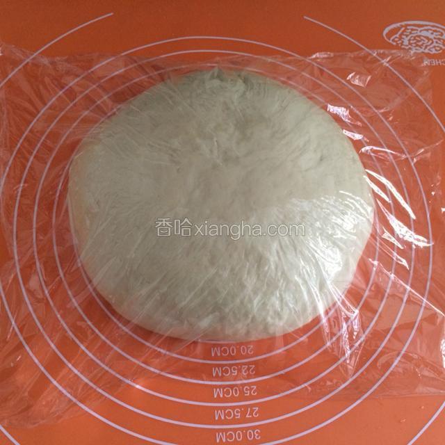 用一干净的大盆放入面粉，盐、白砂糖，猪油、酵母和牛奶混合，搅拌均匀和成光滑的面团，盖上保鲜膜放温暖处发酵。
