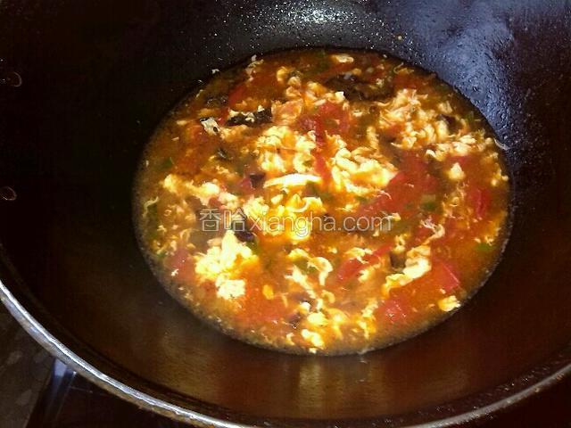 倒入鸡蛋液调盐、酱油，醋、味精
