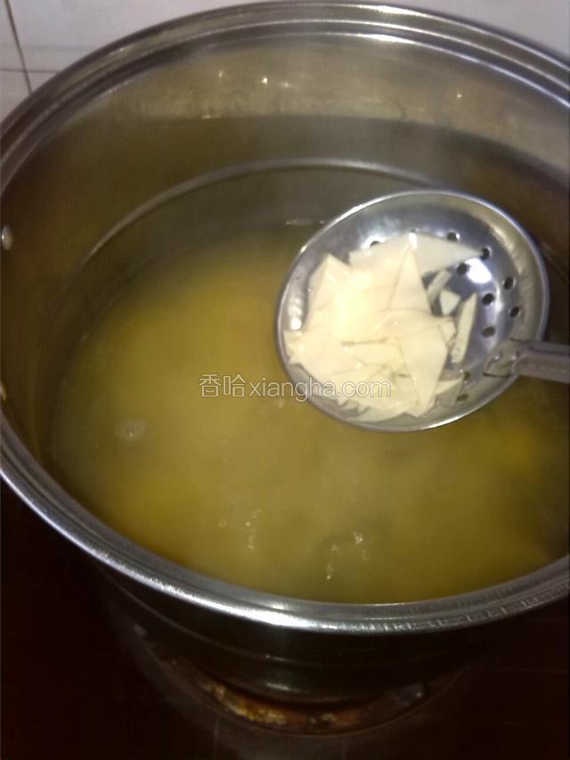 另起一个锅放水烧开下入面片