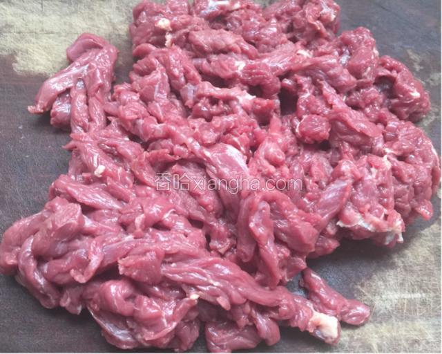 先把牛肉洗净切丝备用