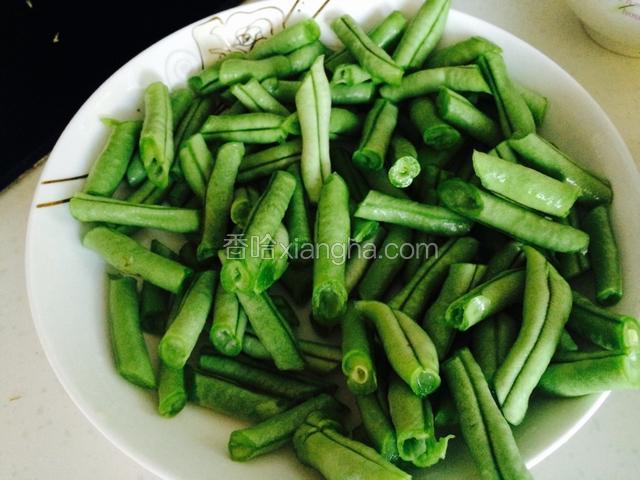 豆角洗干净，切成段备用。