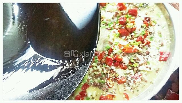 淋在花椒·辣椒·芝麻和葱花上面，香辣扑鼻美味的“麻辣酸菜鱼火锅”就成了