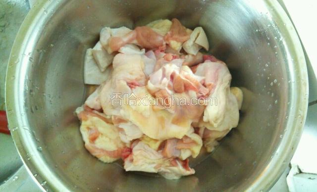 鸭肉切块备用
