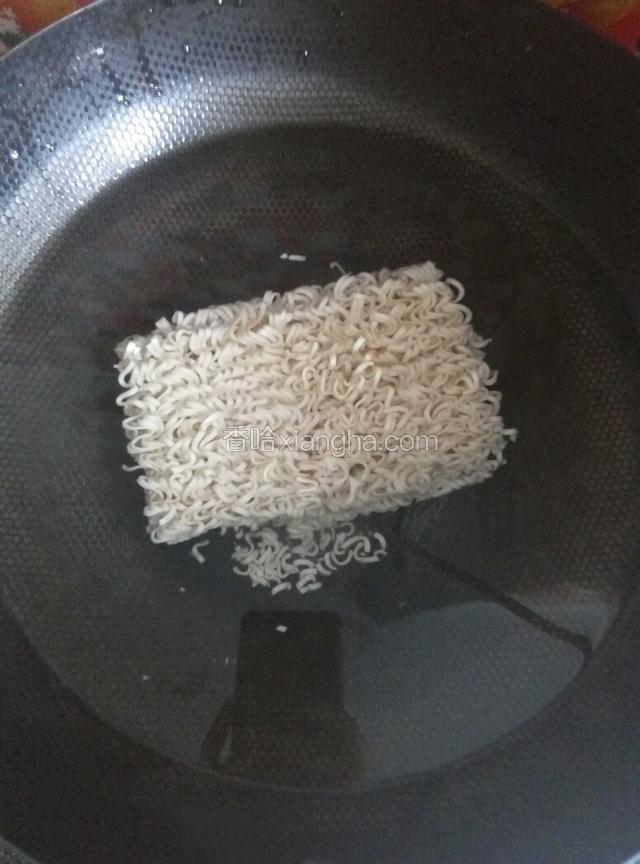 锅里加水煮面饼5分钟后捞出放在凉水里