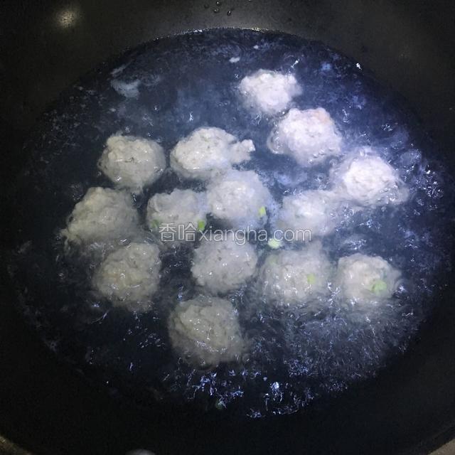肉馅全部下锅煮下，在锅里加点油煮沸