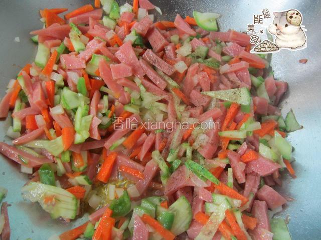等黄油化开后把菜倒入翻炒放入盐和黑胡椒粉翻炒出锅备用