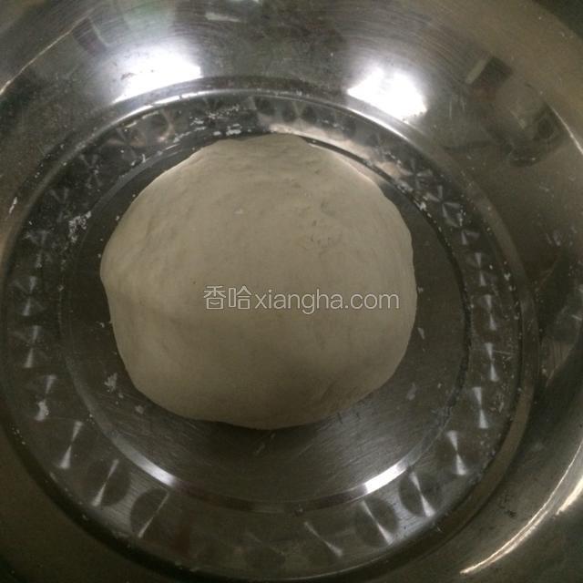 和成光滑的面团静置一小时。
