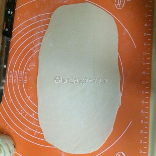 取其中一份搓成长条，用擀面杖擀成长方形薄片。