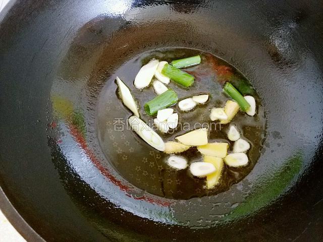 锅中放油烧热下葱姜蒜爆香
