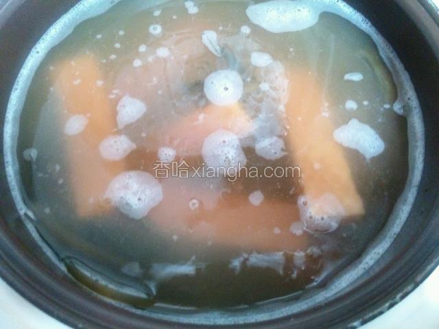 加入糖，再煮，等绿豆都开完花，绿豆海带糖水就熬好了。