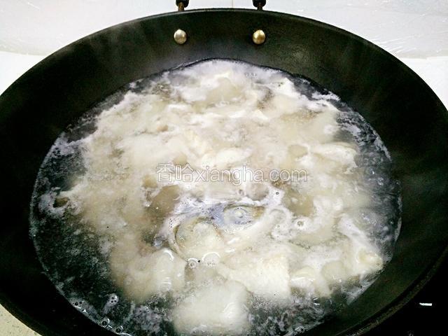锅里水烧开，放入鱼骨鱼片煮2分钟左右。