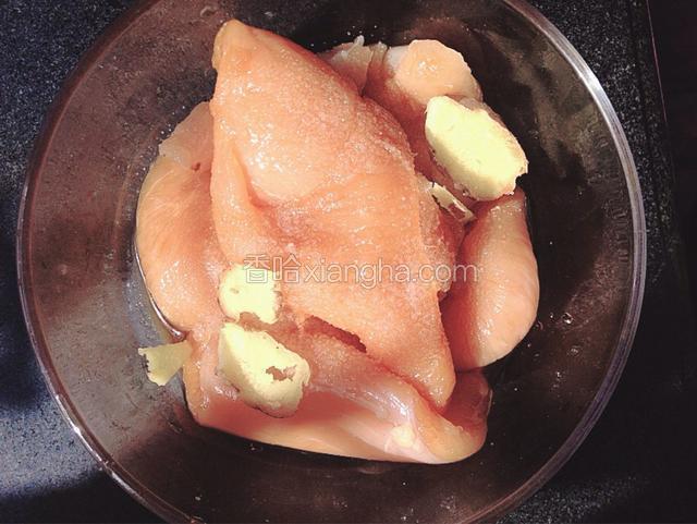 加入适量盐黑胡椒和姜片放入冰箱冷藏半小时