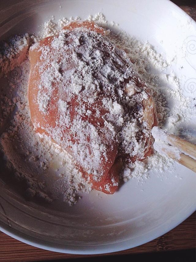 涂上面粉蛋液和面包糠（用面粉和蛋液把鸡胸肉的边际封死）