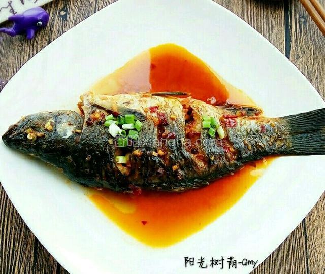  
 将鱼铲起放在盘中，锅中开大火收汁，  放少量鸡精入汤汁中搅拌均均匀后把汁淋在鱼身上。洒点小葱就可以动筷了！
