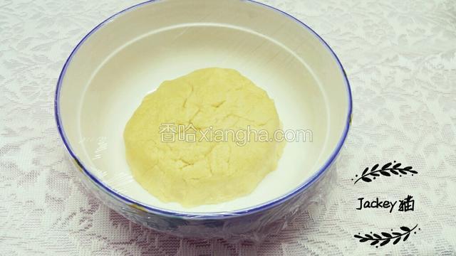 把饼干面团放入碗中盖上保鲜膜，冰箱冷藏1小时。