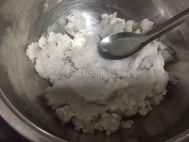 鱼肉用料理机打成泥，加入盐，料酒，葱姜，加蛋液顺时针转动。