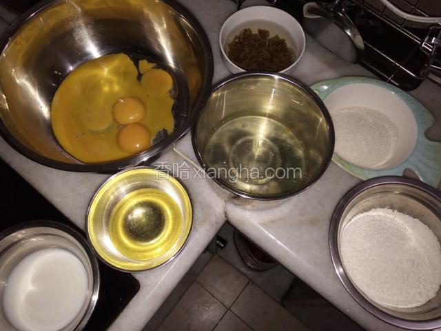 准备好所有食材，葡萄干泡10分钟，鸡蛋蛋黄蛋清分离，盛蛋白的盆要保证无油无水，最好用不锈钢盆。