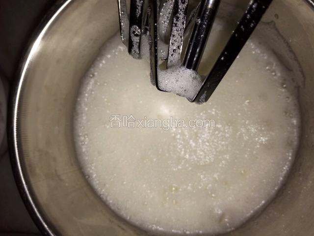 用打蛋器把蛋白打到呈鱼眼泡状时，加入约20克的白糖。