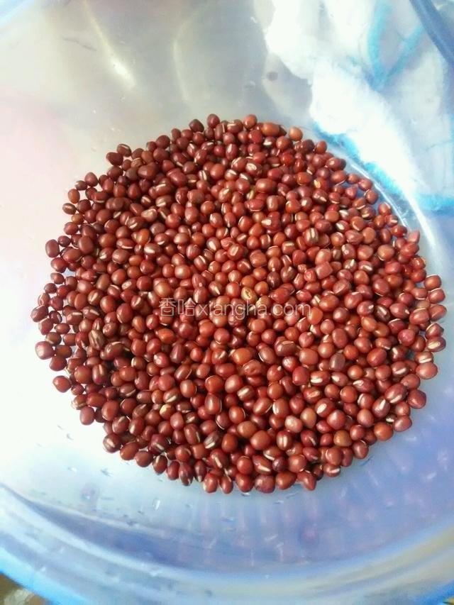 红豆用热水泡胀，泡5小时