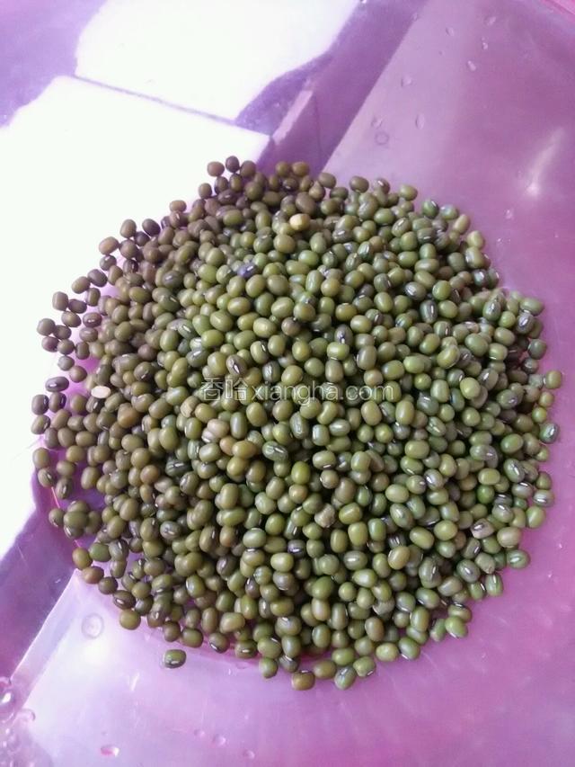 绿豆用热水泡胀，泡的时间大约5小时