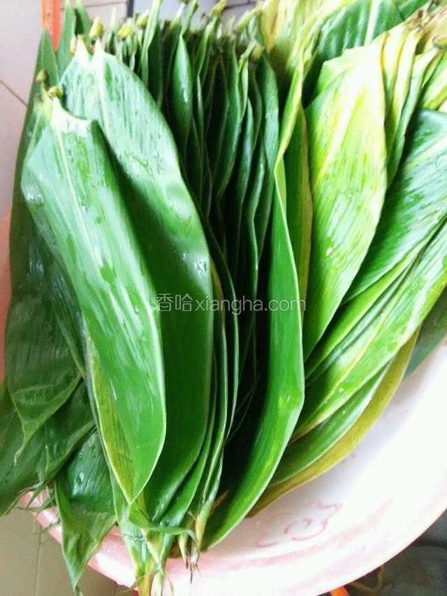 泡米的过程中洗好叶子，把1整根麻绳剪成长度相同的10根，然后系在一起，10根一扎