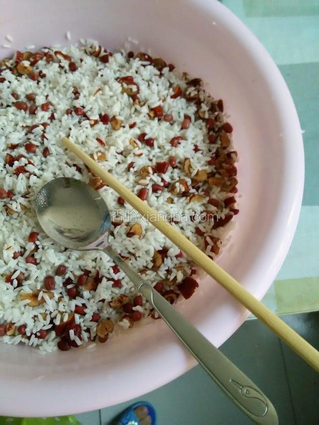 准备好一根筷子，一个勺子